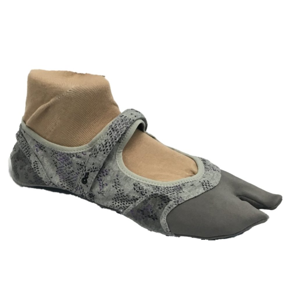 Ahnu Women's In Studi-Om Pale Smoke/Charcoal Gray Sneaker XL (Women's 11-12)